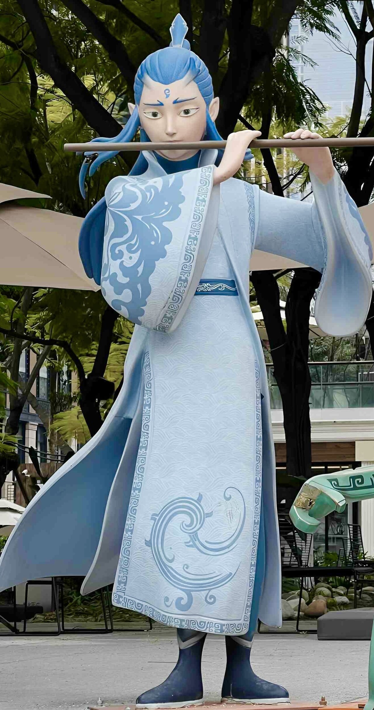 身穿蓝色衣袍、手持长枪的敖丙公共雕塑